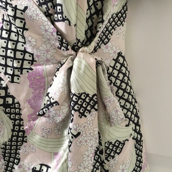 BCBGMaxazaria Women Satin Blouse. Size S - Picture 4 of 6